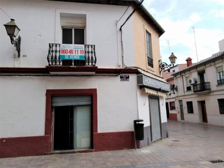 Bonita casa esquinera de dos plantas para reformar 